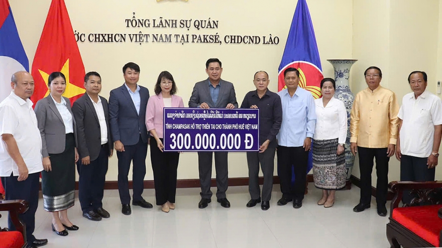 Lào: Tỉnh Champasak và Salavan ủng hộ các tỉnh Việt Nam khắc phục thiệt hại bão lũ